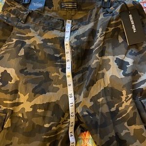 Stretch camo joggers 3x with tags